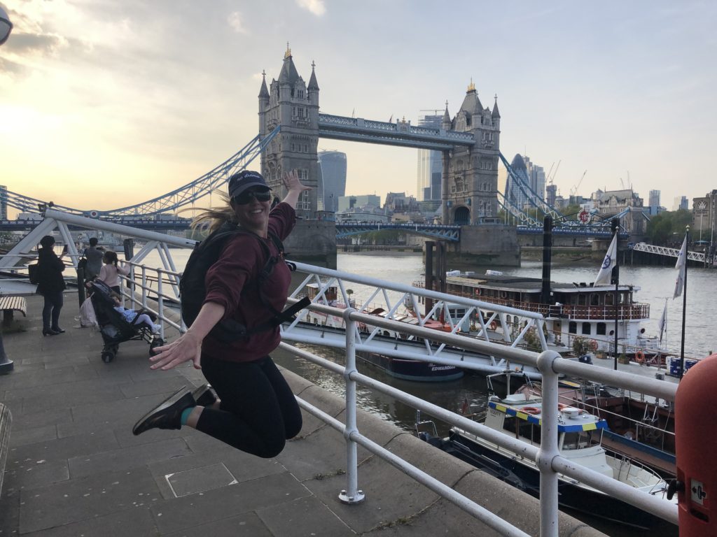 Running around the city with my High-Waisted Solid PowerHold® 7/8 Leggings and Sadie Scrunched Sleeve Pullover